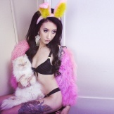 Instagram@lillipore with her shoelace set, pussycat & tattoos